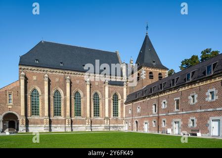 Außenhof und Barockkirche von Alden Biesen, Wasserschloss aus dem 16. Jahrhundert in Rijkhoven, Bilzen, Provinz Limburg, Flandern, Belgien Stockfoto