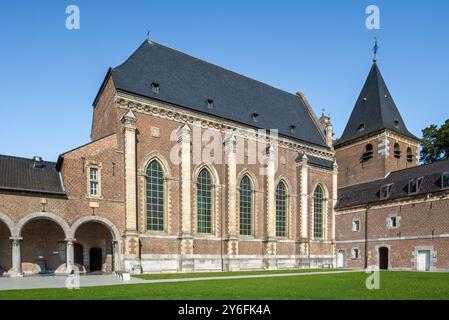 Außenhof, Arkade und Barockkirche der Kommandierei Alden Biesen, Burg aus dem 16. Jahrhundert in Rijkhoven, Bilzen, Provinz Limburg, Flandern, Belgien Stockfoto