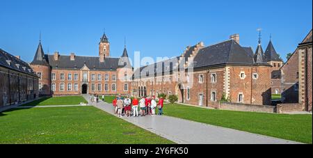 Innenhof mit Reitschule und Zehntscheune der Kommandeur von Alden Biesen, Burg aus dem 16. Jahrhundert in Rijkhoven, Bilzen, Limburg, Flandern, Belgien Stockfoto