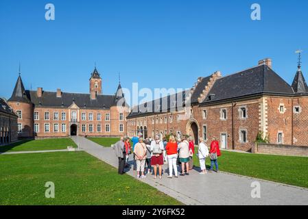 Innenhof mit Reitschule und Zehntscheune der Kommandeur von Alden Biesen, Burg aus dem 16. Jahrhundert in Rijkhoven, Bilzen, Limburg, Flandern, Belgien Stockfoto