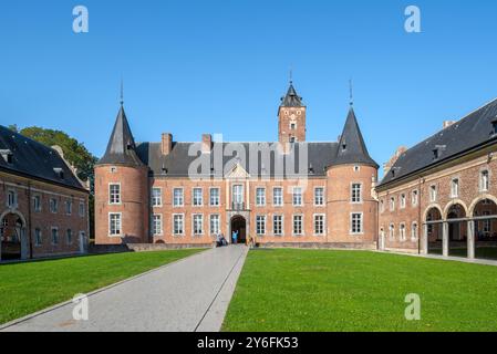 Innenhof mit Reitschule und Zehntscheune der Kommandeur von Alden Biesen, Burg aus dem 16. Jahrhundert in Rijkhoven, Bilzen, Limburg, Flandern, Belgien Stockfoto