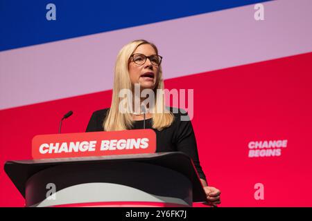 Eleanor Reeves Vorsitzende der Labour Party und Minister ohne Portfolio (Schwester von Rachel Reeves) spricht am letzten Tag der Konferenz. Eleanor wurde von der stellvertretenden Ministerpräsidentin Angela Rayner umarmt, nachdem sie gesprochen hatte. Liverpool UK. Bild: Garyroberts/worldwidefeatures.com Stockfoto