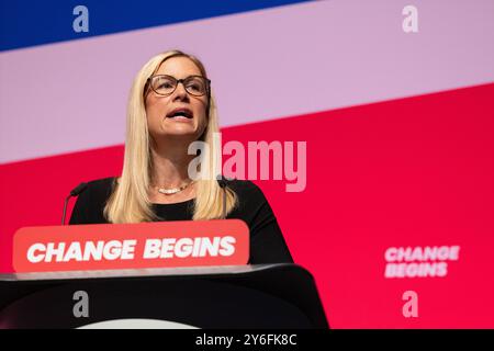 Eleanor Reeves Vorsitzende der Labour Party und Minister ohne Portfolio (Schwester von Rachel Reeves) spricht am letzten Tag der Konferenz. Eleanor wurde von der stellvertretenden Ministerpräsidentin Angela Rayner umarmt, nachdem sie gesprochen hatte. Liverpool UK. Bild: Garyroberts/worldwidefeatures.com Stockfoto