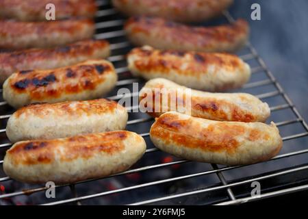 Schön gegrillten Würstchen auf einem ganzen Hintergrund Stockfoto