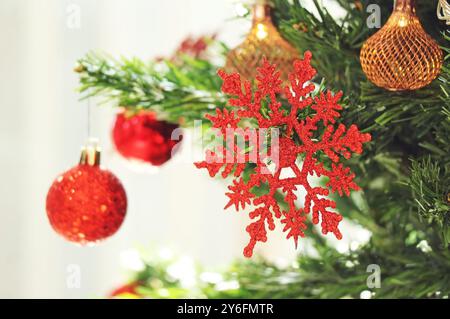 Nahaufnahme des Roten Schneeflocken-Ornaments auf einem Weihnachtsbaum Stockfoto