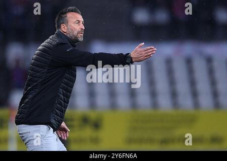 Essen, Deutschland. September 2024. Fussball 3. Liga 7. Spieltag Rot-Weiss Essen - Borussia Dortmund II am 25.09.2024 im Stadion an der Hafenstraße in Essen Christoph Dabrowski ( Trainer/Cheftrainer Essen ) die DFB-Vorschriften verbieten die Verwendung von Fotografien als Bildsequenzen und/oder Quasi-Video. Foto: Revierfoto Credit: ddp Media GmbH/Alamy Live News Stockfoto