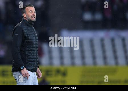 Essen, Deutschland. September 2024. Fussball 3. Liga 7. Spieltag Rot-Weiss Essen - Borussia Dortmund II am 25.09.2024 im Stadion an der Hafenstraße in Essen Christoph Dabrowski ( Trainer/Cheftrainer Essen ) die DFB-Vorschriften verbieten die Verwendung von Fotografien als Bildsequenzen und/oder Quasi-Video. Foto: Revierfoto Credit: ddp Media GmbH/Alamy Live News Stockfoto