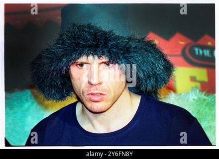 IAN ASTBURY, DER KULT, READING FESTIVAL, 2001. Ian Astbury von der legendären britischen Rockband The Cult Backstage beim Reading Festival, Reading, UK am 26. August 2001. Foto: Rob Watkins. INFO: The Cult ist eine britische Rockband, die 1983 gegründet wurde und für ihre Mischung aus Post-Punk, Hard Rock und Gothic-Einflüssen bekannt ist. Unter der Leitung von Sänger Ian Astbury und Gitarrist Billy Duffy erlangten ihre Hits wie She Sells Sanctuary und Fire Woman große Anerkennung. Stockfoto