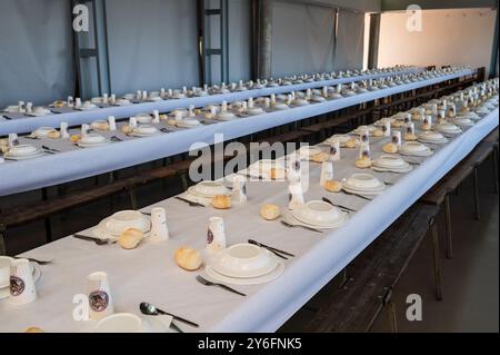 Leere Tische sind bereit für das traditionelle Mittagessen des Festivals des Heiligen Johannes von Sobrado, auch bekannt als Bugiada und Mouriscada de Sobrado, finden in statt Stockfoto