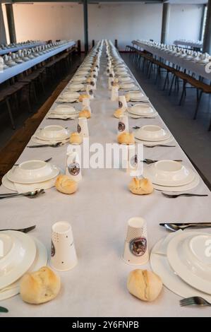 Leere Tische sind bereit für das traditionelle Mittagessen des Festivals des Heiligen Johannes von Sobrado, auch bekannt als Bugiada und Mouriscada de Sobrado, finden in statt Stockfoto