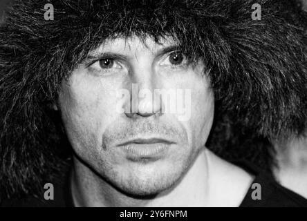 IAN ASTBURY, DER KULT, READING FESTIVAL, 2001. Ian Astbury von der legendären britischen Rockband The Cult Backstage beim Reading Festival, Reading, UK am 26. August 2001. Foto: Rob Watkins. INFO: The Cult ist eine britische Rockband, die 1983 gegründet wurde und für ihre Mischung aus Post-Punk, Hard Rock und Gothic-Einflüssen bekannt ist. Unter der Leitung von Sänger Ian Astbury und Gitarrist Billy Duffy erlangten ihre Hits wie She Sells Sanctuary und Fire Woman große Anerkennung. Stockfoto