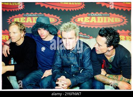 DIE KULTBAND, READING FESTIVAL, 2001. Die legendäre britische Rockband The Cult (L-R Matt Sorum, Ian Astbury, Billy Duffy, Martyn LeNoble) am 26. August 2001 beim Reading Festival in Reading, UK. Foto: Rob Watkins. INFO: The Cult ist eine britische Rockband, die 1983 gegründet wurde und für ihre Mischung aus Post-Punk, Hard Rock und Gothic-Einflüssen bekannt ist. Unter der Leitung von Sänger Ian Astbury und Gitarrist Billy Duffy erlangten ihre Hits wie She Sells Sanctuary und Fire Woman große Anerkennung. Stockfoto