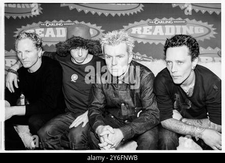 DIE KULTBAND, READING FESTIVAL, 2001. Die legendäre britische Rockband The Cult (L-R Matt Sorum, Ian Astbury, Billy Duffy, Martyn LeNoble) am 26. August 2001 beim Reading Festival in Reading, UK. Foto: Rob Watkins. INFO: The Cult ist eine britische Rockband, die 1983 gegründet wurde und für ihre Mischung aus Post-Punk, Hard Rock und Gothic-Einflüssen bekannt ist. Unter der Leitung von Sänger Ian Astbury und Gitarrist Billy Duffy erlangten ihre Hits wie She Sells Sanctuary und Fire Woman große Anerkennung. Stockfoto