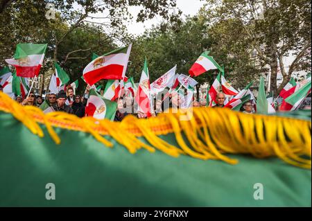 Iraner kamen, um mit iranischen Flaggen zu demonstrieren. Demonstration zum 2. Jahrestag des Aufstands im Iran, um die brutale Unterdrückung des iranischen Regimes und die Eskalation der Hinrichtungen in den letzten Monaten anzuprangern. Organisiert von verschiedenen Organisationen. Frankreich, Paris, 13. September 2024. Foto: Patricia Huchot-Boissier / Agence DyF. Stockfoto