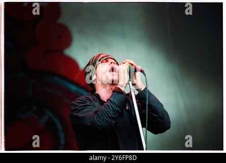 IAN ASTBURY, DER KULT, READING FESTIVAL, 2001. Ian Astbury von der legendären britischen Rockband The Cult beim Reading Festival, Reading, UK am 26. August 2001. Foto: Rob Watkins. INFO: The Cult ist eine britische Rockband, die 1983 gegründet wurde und für ihre Mischung aus Post-Punk, Hard Rock und Gothic-Einflüssen bekannt ist. Unter der Leitung von Sänger Ian Astbury und Gitarrist Billy Duffy erlangten ihre Hits wie She Sells Sanctuary und Fire Woman große Anerkennung. Stockfoto