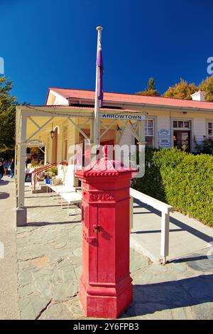 Arrowtown, Otago, Südinsel, Neuseeland - Roter sechseckiger Penfold-Säulenkasten vor dem Postamt der historischen Goldminenstadt Stockfoto