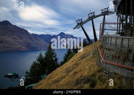 Skyline Queenstown Gondel, Südinsel, Neuseeland - Seilbahnen, die von der Spitze des Berges mit Blick auf den Lake Wakatipu absteigen Stockfoto
