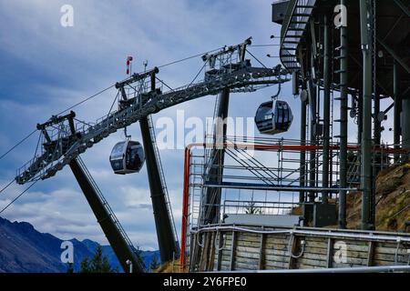 Skyline Queenstown Gondel, South Island, Neuseeland - Seilbahnen, die von der Spitze des Berges mit Blick auf die Stadt absteigen Stockfoto