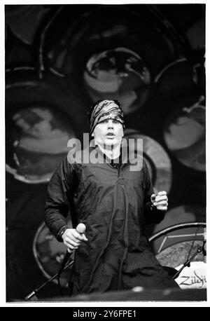 IAN ASTBURY, DER KULT, READING FESTIVAL, 2001. Ian Astbury von der legendären britischen Rockband The Cult beim Reading Festival, Reading, UK am 26. August 2001. Foto: Rob Watkins. INFO: The Cult ist eine britische Rockband, die 1983 gegründet wurde und für ihre Mischung aus Post-Punk, Hard Rock und Gothic-Einflüssen bekannt ist. Unter der Leitung von Sänger Ian Astbury und Gitarrist Billy Duffy erlangten ihre Hits wie She Sells Sanctuary und Fire Woman große Anerkennung. Stockfoto