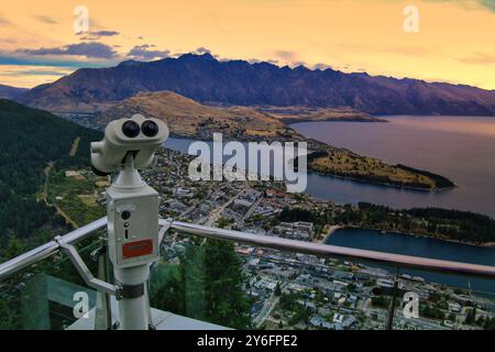 Queenstown, Südinsel, Neuseeland - bei Sonnenuntergang können Sie die Stadt und den Lake Wakatipu von der Skyline Gondelfahrt aus beobachten Stockfoto