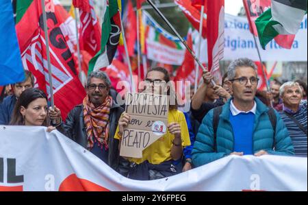 Mailand, Italien. September 2024. Corteo contro il DDL Sicurezza 'No alla repressione' con Cgil, Anpi, PD, AVS da Corso Monforte - Milano, Italia - Mercoledì, 25 Settembre 2024 (Foto Stefano Porta/LaPresse) Protest gegen das Sicherheitsgesetz 'No to Repression' mit CGIL, Anpi, PD, AVS in Corso Monforte - Mailand, Italien - Mittwoch, 25 September 2024 (Foto Stefano Porta/Laamy Presse) Stockfoto