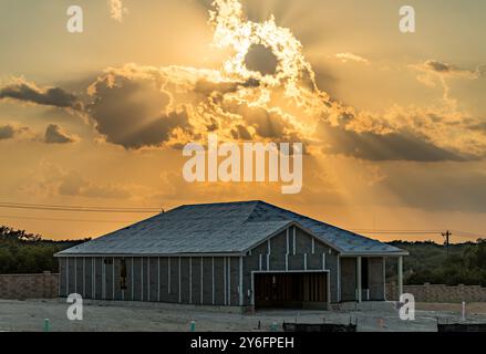 Georgetown, TX - 17. September 2024: Einfamilienhaus mit dimensionalen Holzrahmen, bedeckt mit CoverPro-Kunstdächern bei Sonnenuntergang Stockfoto