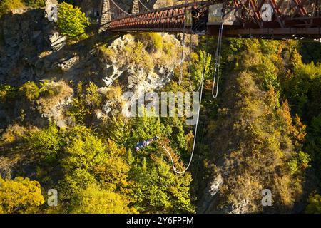 Mann Bungy springt von der Kawarau Bridge in der Nähe von Queenstown, Otago, Südinsel, Neuseeland Stockfoto