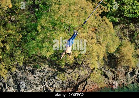 Mann Bungy springt von der Kawarau Bridge in der Nähe von Queenstown, Otago, Südinsel, Neuseeland Stockfoto