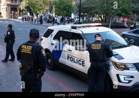 San Diego, USA. September 2024. Die Bundesschutzpolizei mit Heimatschutz überwacht eine Waffenstillstandsdemonstration in San Diego, Kalifornien, am 24. September 2024. Die Kundgebung wurde von mehreren Organisationen als Reaktion auf israelische Luftangriffe auf die südlichen Vororte von Beirut im Libanon veranstaltet, bei denen 550 Menschen ums Leben kamen. (Foto: Jacob Lee Green/SIPA USA) Credit: SIPA USA/Alamy Live News Stockfoto