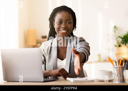 Weibliche HR Manager zur Verlängerung der Hand für Handshake nach dem erfolgreichen Vorstellungsgespräch Stockfoto