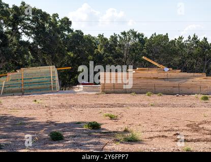 Lieferung von Dachträgern für Einfamilienhaus mit Plattenfundamenten und dimensionalen Holzrahmen und Rahmen Stockfoto