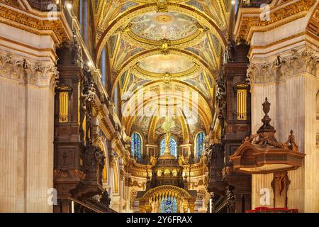 Beleuchtetes Inneres der St. Paul's Cathedral in London England Großbritannien. Stockfoto