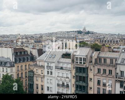 Panoramablick auf die Dächer von Paris mit Sacré-Cœur in der Ferne. Stockfoto