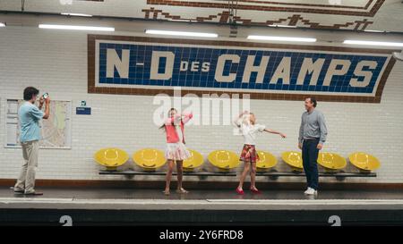 Paris, Frankreich - 18. Juni 2022: Eine Familie, die Spaß macht, tanzt und Fotos macht, während sie in einer U-Bahn-Station auf den Zug wartet. Stockfoto