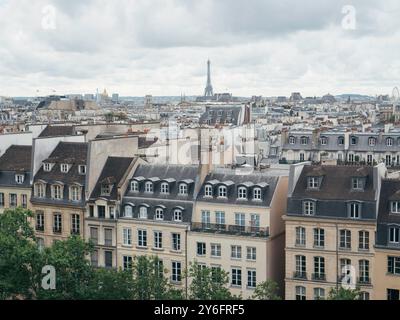 Panoramablick auf die Dächer von Paris mit dem Eiffelturm in der Ferne. Stockfoto