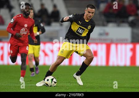 Essen, Deutschland. September 2024. Fussball 3. Liga 7. Spieltag Rot-Weiss Essen - Borussia Dortmund II am 25.09.2024 im Stadion an der Hafenstraße in Essen Kjell-Arik Waetjen ( Dortmund) die DFB-Vorschriften verbieten die Verwendung von Fotografien als Bildsequenzen und/oder Quasi-Video. Foto: Revierfoto Credit: ddp Media GmbH/Alamy Live News Stockfoto