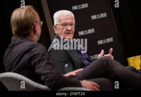 Stuttgart, Deutschland. September 2024. Winfried Kretschmann (Bündnis 90/die Grünen, r), Ministerpräsident Baden-Württembergs, spricht im Interview-Podcast "alles gesagt?" mit Christoph ADIPT (l), Redaktionsleiter der Zeit. Von der Wochenzeitung 'die Zeit' im Theaterhaus. Quelle: Christoph Schmidt/dpa/Alamy Live News Stockfoto