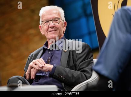 Stuttgart, Deutschland. September 2024. Winfried Kretschmann (Bündnis 90/die Grünen), Ministerpräsident von Baden-Württemberg, spricht im Interview-Podcast „alles gesagt?“ vor den Gästen. Von der Wochenzeitung 'die Zeit' im Theaterhaus. Quelle: Christoph Schmidt/dpa/Alamy Live News Stockfoto