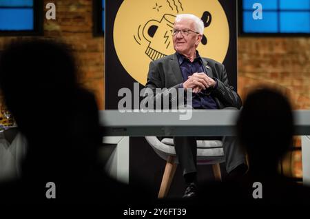 Stuttgart, Deutschland. September 2024. Winfried Kretschmann (Bündnis 90/die Grünen), Ministerpräsident von Baden-Württemberg, spricht im Interview-Podcast „alles gesagt?“ vor den Gästen. Von der Wochenzeitung 'die Zeit' im Theaterhaus. Quelle: Christoph Schmidt/dpa/Alamy Live News Stockfoto