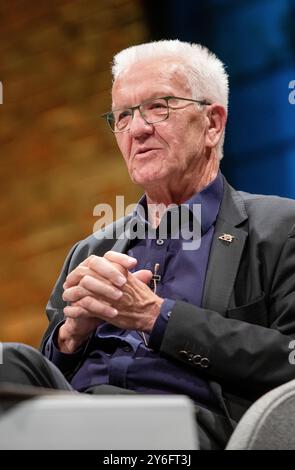 Stuttgart, Deutschland. September 2024. Winfried Kretschmann (Bündnis 90/die Grünen), Ministerpräsident von Baden-Württemberg, spricht im Interview-Podcast „alles gesagt?“ vor den Gästen. Von der Wochenzeitung 'die Zeit' im Theaterhaus. Quelle: Christoph Schmidt/dpa/Alamy Live News Stockfoto