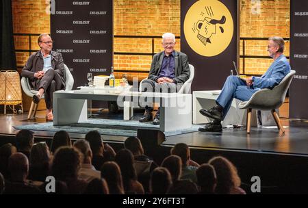 Stuttgart, Deutschland. September 2024. Winfried Kretschmann (Bündnis 90/die Grünen, M), Ministerpräsident Baden-Württembergs, spricht im Interview mit Christoph ADAPT (l), Redaktionsleiter der Zeit, und Jochen Wegner, Chefredakteur der Zeit Online, während des Interview-Podcasts „alles gesagt?“ Von der Wochenzeitung 'die Zeit' im Theaterhaus. Quelle: Christoph Schmidt/dpa/Alamy Live News Stockfoto