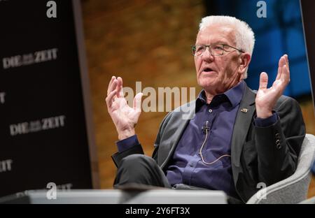 Stuttgart, Deutschland. September 2024. Winfried Kretschmann (Bündnis 90/die Grünen), Ministerpräsident von Baden-Württemberg, spricht im Interview-Podcast „alles gesagt?“ vor den Gästen. Von der Wochenzeitung 'die Zeit' im Theaterhaus. Quelle: Christoph Schmidt/dpa/Alamy Live News Stockfoto