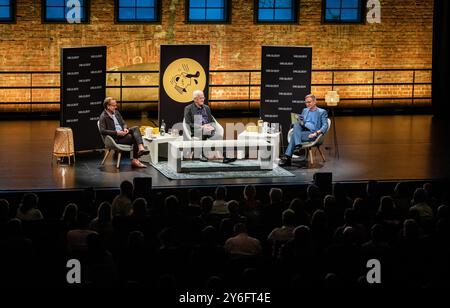 Stuttgart, Deutschland. September 2024. Winfried Kretschmann (Bündnis 90/die Grünen, M), Ministerpräsident Baden-Württembergs, spricht im Interview mit Christoph ADAPT (l), Redaktionsleiter der Zeit, und Jochen Wegner, Chefredakteur der Zeit Online, während des Interview-Podcasts „alles gesagt?“ Von der Wochenzeitung 'die Zeit' im Theaterhaus. Quelle: Christoph Schmidt/dpa/Alamy Live News Stockfoto