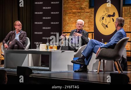 Stuttgart, Deutschland. September 2024. Winfried Kretschmann (Bündnis 90/die Grünen, M), Ministerpräsident Baden-Württembergs, spricht im Interview mit Christoph ADAPT (l), Redaktionsleiter der Zeit, und Jochen Wegner, Chefredakteur der Zeit Online, während des Interview-Podcasts „alles gesagt?“ Von der Wochenzeitung 'die Zeit' im Theaterhaus. Quelle: Christoph Schmidt/dpa/Alamy Live News Stockfoto