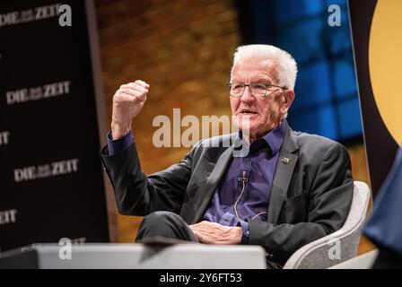 Stuttgart, Deutschland. September 2024. Winfried Kretschmann (Bündnis 90/die Grünen), Ministerpräsident von Baden-Württemberg, spricht im Interview-Podcast „alles gesagt?“ vor den Gästen. Von der Wochenzeitung 'die Zeit' im Theaterhaus. Quelle: Christoph Schmidt/dpa/Alamy Live News Stockfoto