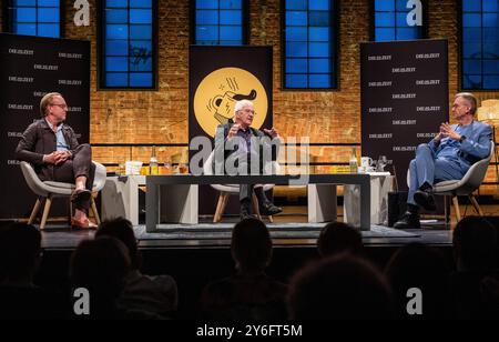 Stuttgart, Deutschland. September 2024. Winfried Kretschmann (Bündnis 90/die Grünen, M), Ministerpräsident Baden-Württembergs, spricht im Interview mit Christoph ADAPT (l), Redaktionsleiter der Zeit, und Jochen Wegner, Chefredakteur der Zeit Online, während des Interview-Podcasts „alles gesagt?“ Von der Wochenzeitung 'die Zeit' im Theaterhaus. Quelle: Christoph Schmidt/dpa/Alamy Live News Stockfoto