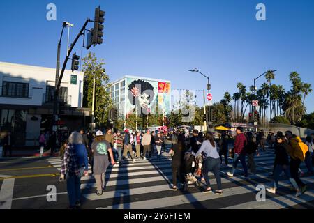 Die Menschenmassen versammeln sich unter dem Schild Santa Monica Yacht Harbor und genießen einen Tag mit Essen im Freien, Sportfischen und Bootstouren entlang der malerischen Uferpromenade. Stockfoto