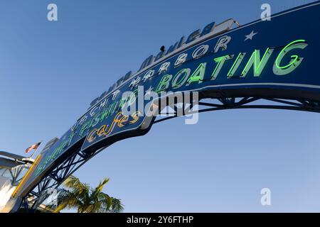 Die Menschenmassen versammeln sich unter dem Schild Santa Monica Yacht Harbor und genießen einen Tag mit Essen im Freien, Sportfischen und Bootstouren entlang der malerischen Uferpromenade. Stockfoto