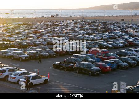 Die Menschenmassen versammeln sich unter dem Schild Santa Monica Yacht Harbor und genießen einen Tag mit Essen im Freien, Sportfischen und Bootstouren entlang der malerischen Uferpromenade. Stockfoto