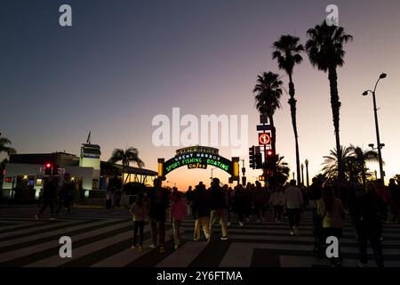 Die Menschenmassen versammeln sich unter dem Schild Santa Monica Yacht Harbor und genießen einen Tag mit Essen im Freien, Sportfischen und Bootstouren entlang der malerischen Uferpromenade. Stockfoto